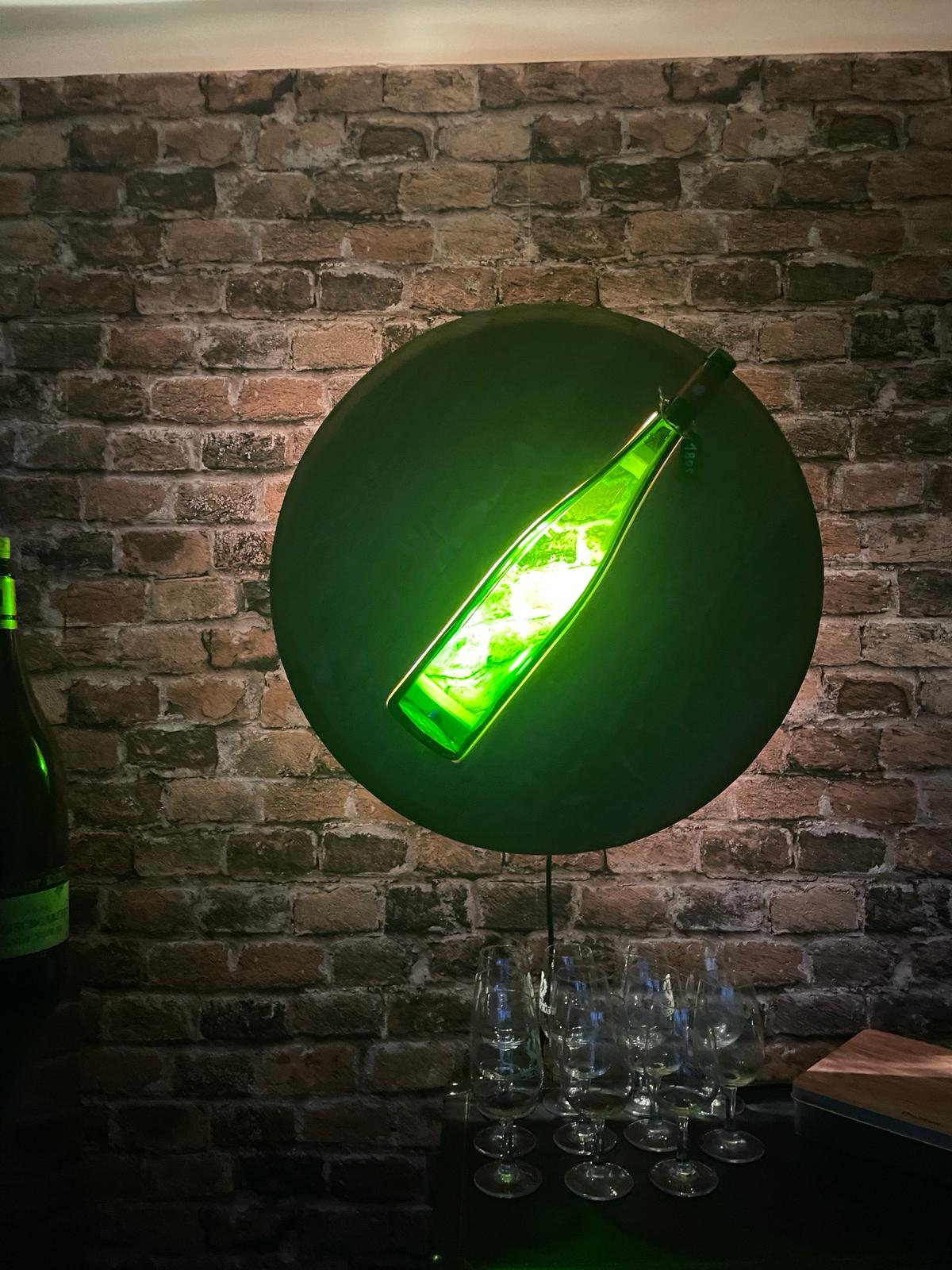 Fassdeckellampe mit grüner Magnumflasche